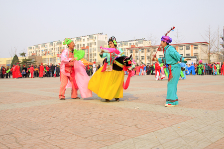 LUANNAN COUNTY - MARCH 7: traditional Chinese style yangko dance performances in the square, on march 7, 2015, Luannan County, Hebei province, Chinaのeditorial素材