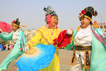 LUANNAN COUNTY - MARCH 6: traditional Chinese style yangko dance performances in the square, on march 6, 2015, Luannan County, Hebei province, Chinaのeditorial素材