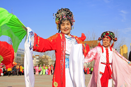LUANNAN COUNTY - MARCH 4: traditional Chinese style yangko dance performances in the square, on march 4, 2015, Luannan County, Hebei province, Chinaのeditorial素材
