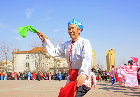 LUANNAN COUNTY - MARCH 4: traditional Chinese style yangko dance performances in the square, on march 4, 2015, Luannan County, Hebei province, Chinaのeditorial素材