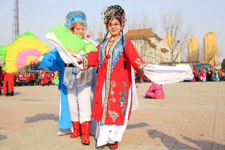 LUANNAN COUNTY - MARCH 2: traditional Chinese style yangko dance performances in the square, on march 2, 2015, Luannan County, Hebei province, Chinaのeditorial素材