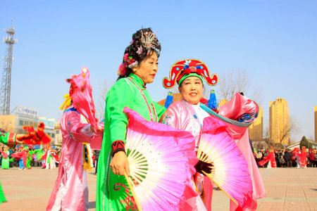 LUANNAN COUNTY - MARCH 1: traditional Chinese style yangko dance performances in the square, on march 1, 2015, Luannan County, Hebei province, Chinaのeditorial素材
