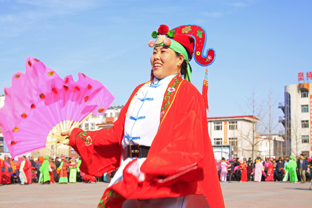 LUANNAN COUNTY - MARCH 4: traditional Chinese style yangko dance performances in the square, on march 4, 2015, Luannan County, Hebei province, Chinaのeditorial素材