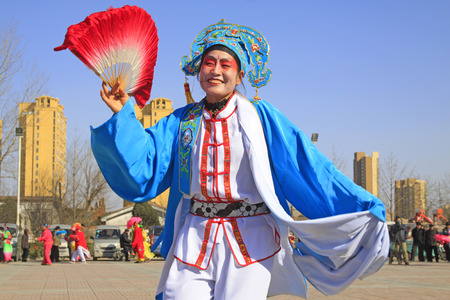 LUANNAN COUNTY - MARCH 3: traditional Chinese style yangko dance performances in the square, on march 3, 2015, Luannan County, Hebei province, Chinaのeditorial素材
