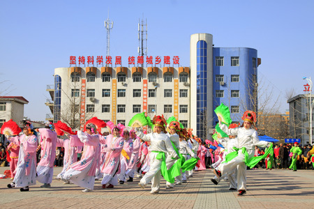 LUANNAN COUNTY - MARCH 1: traditional Chinese style yangko dance performances in the square, on march 1, 2015, Luannan County, Hebei province, Chinaのeditorial素材