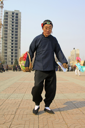 LUANNAN COUNTY - MARCH 6: traditional Chinese style yangko dance performances in the square, on march 6, 2015, Luannan County, Hebei province, Chinaのeditorial素材