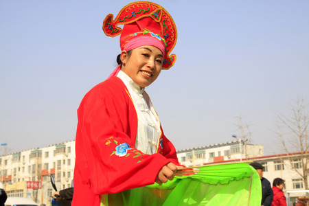 LUANNAN COUNTY - MARCH 2: traditional Chinese style yangko dance performances in the square, on march 2, 2015, Luannan County, Hebei province, Chinaのeditorial素材