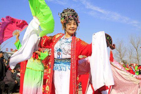 LUANNAN COUNTY - MARCH 4: traditional Chinese style yangko dance performances in the square, on march 4, 2015, Luannan County, Hebei province, Chinaのeditorial素材