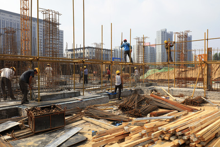 Luannan County - September 13: Construction workers at the site, on September 13, 2016, luannan county, hebei province, Chinaのeditorial素材