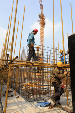 Luannan County - September 13: Construction workers at the site, on September 13, 2016, luannan county, hebei province, Chinaのeditorial素材