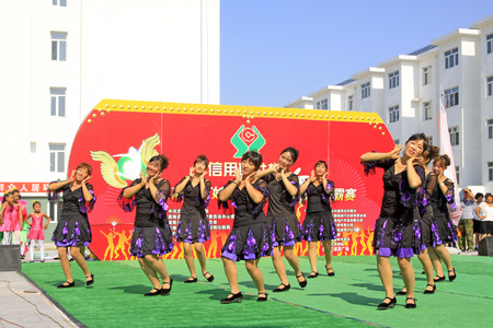 Luannan - June 5: fitness dance performances in the square, on June 5, 2015, luannan county, hebei province, Chinaのeditorial素材