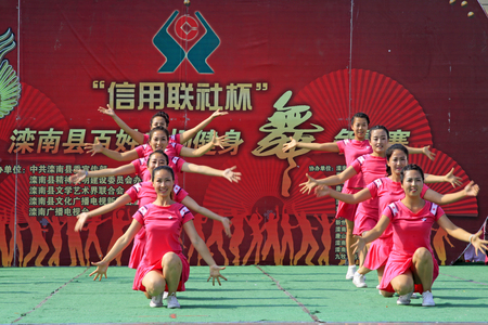 Luannan County - June 17: fitness dance performances in the square, on June 17, 2015, luannan county, hebei province, Chinaのeditorial素材