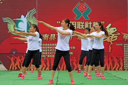 Luannan County - June 17: fitness dance performances in the square, on June 17, 2015, luannan county, hebei province, Chinaのeditorial素材