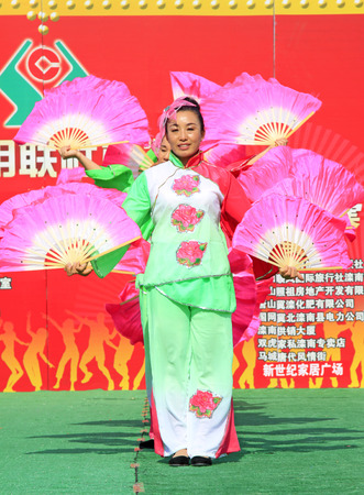 Luannan - June 5: fitness dance performances in the square, on June 5, 2015, luannan county, hebei province, Chinaのeditorial素材