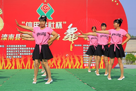 Luannan - June 5: fitness dance performances in the square, on June 5, 2015, luannan county, hebei province, Chinaのeditorial素材