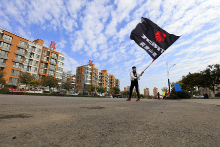 Luannan County - October 22, 2016: Women's flag calling at the bicycle race scene, Luannan County, Hebei Province, Chinaのeditorial素材