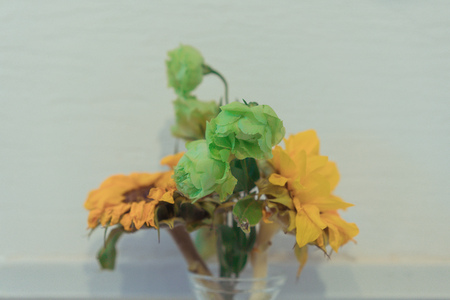 The flowers in the vase have begun to witherの写真素材