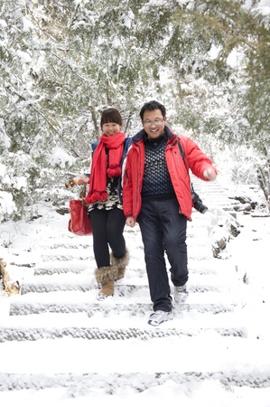 anhui huaibei.China-On December 29, 2012, anhui huaibei city down the first snow, the pair of lovers in phase mountain national forest park.?のeditorial素材
