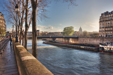 France, Paris - March 2008: View from the Quai de Bourbon on the Pont Saint Louis, Quai aux Fleurs and Seine Riverのeditorial素材