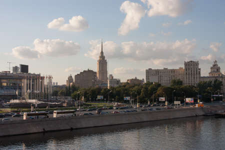 MOSCOW, RUSSIA - AUGUST 2008: View of the embankment and Moskva Riverのeditorial素材