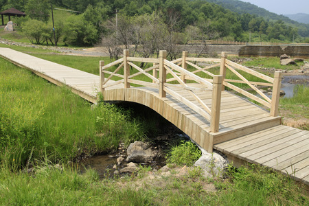In the park, there is a wooden bridgeãVery beautifulの写真素材