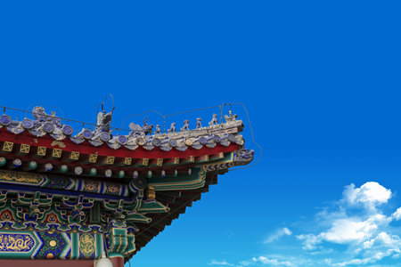 Chinese temples eaves, sculpture is very exquisite, the symbol of auspicious