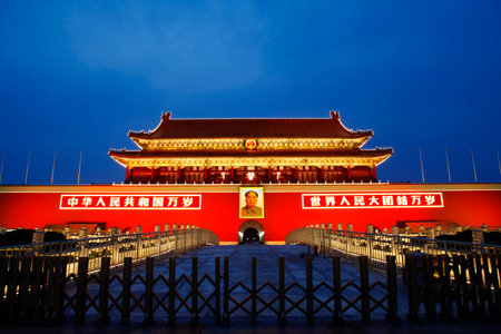 Qianmen Gate on Tiananmen Square and the entrance to the Palace Museum in Beijing (Gugun).Inscription-"Long live the People's Republic of China! Long live the solidarity of the peoples of the world!"のeditorial素材