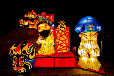 Chinese lanterns in the evening, Peking Opera facial makeup.のeditorial素材