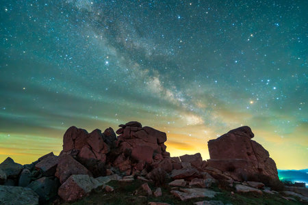 The strange rocks on the mountain are under the stars, the mountain is under the Milky Way