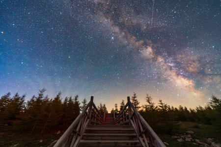 The wooden corridor on the mountain is under the stars, and the wooden corridor is under the Milky...