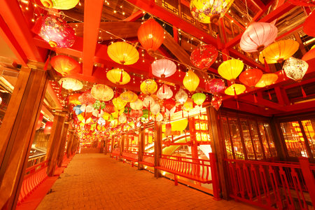 In winter, the long corridor by the river is decorated with Chinese lanterns, Chinese festive lanterns at night, Chinese traditional lanterns at nightの写真素材
