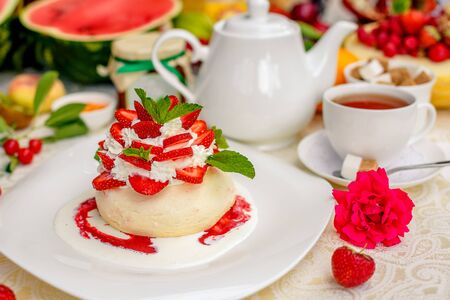Dessert "Pavlova" - Austrian air cake-bise from a fragile cloud-merengue, creamy cream and fresh berries and fruitsの写真素材