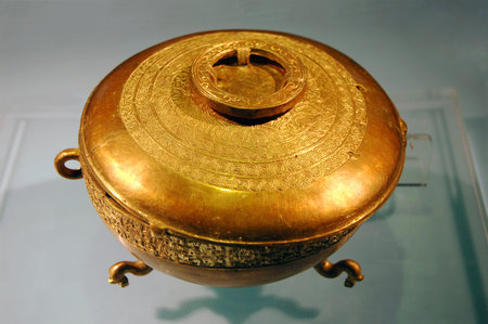 The ancient Chinese gold containerのeditorial素材