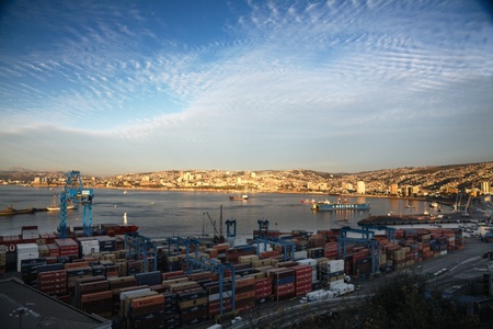 VALPARAISO, CHILE - AUGUST 9, 2010 - View on the one of the chilean most important seaports on August 9, 2010 in Valparaiso, Chileのeditorial素材