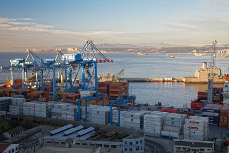 VALPARAISO, CHILE - AUGUST 9, 2010 - View on the one of the chilean most important seaports on August 9, 2010 in Valparaiso, Chileのeditorial素材