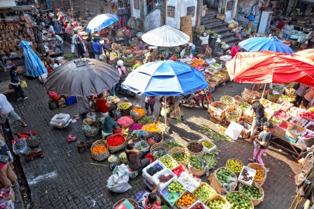 UBUD, BALI - NOVEMBER 1: Balinese woman in market sell flower petals for hindu daily offering on November 1, 2011 in Ubud, Bali, Indonesiaのeditorial素材