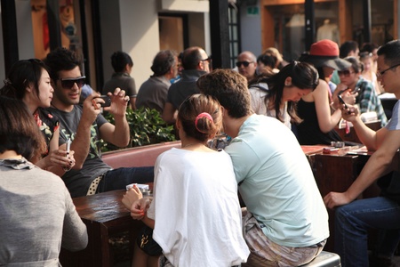 shanghai,china-May 5:young people from different contury dinking coffee at tianzifang in shanghai where is the street for artist's workroom on May 5,2011 in shanghai,Chinaのeditorial素材