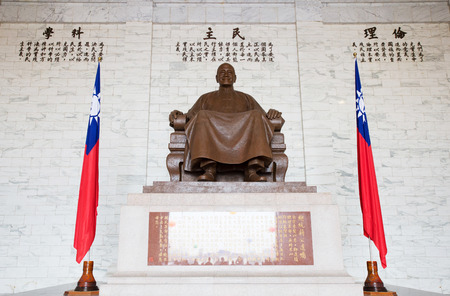 TAIPEI, TAIWAN-March 16: The large bronze statue of Chiang Kai-shek on March 16,2014 in Taipei, Taiwan. This bronze statue dominates the main hall of the CKS memorial hall. のeditorial素材