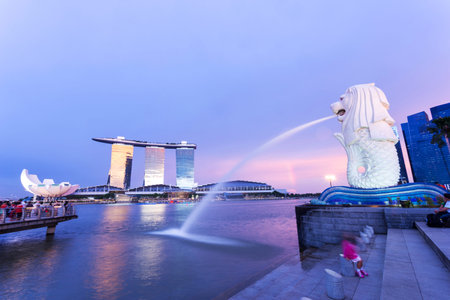 SINGAPORE-JUNE 30:The Merlion fountain June 30, 2014 in Singapore.Merlion is a mythical creature with the head of a lion and the body of a fish,and is a symbol of Singapore.のeditorial素材
