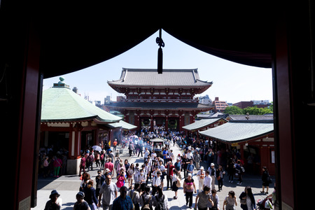 tokyo,japan-May 18,2016:crowded people in famous tokyo templeのeditorial素材