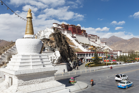 potala palace in tibetのeditorial素材