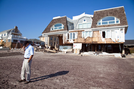 FAR ROCKAWAY, NY - NOVEMBER11: Insurance company adjuster examining damage  in the aftermath of Hurricane Sandy on November11, 2012 in Far Rockaway, NYのeditorial素材
