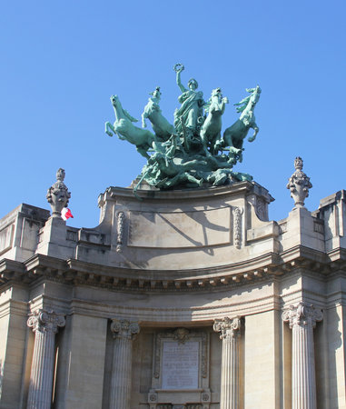 PARIS, FRANCE - AUGUST 21:Quadriga on top of  Le Grand Palais in Paris by Georges Recipon on August 21, 2011.  Quadriga looking out over the Champs-Elys? called Immortality outstripping time. のeditorial素材