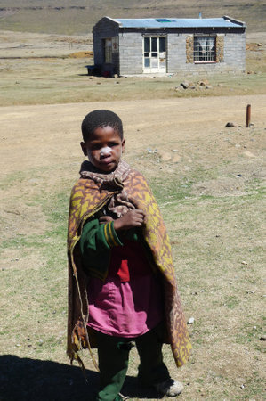 SANY PASS,LESOTHO - SEPTEMBER 19:Unidentified boy at Sani Pass, Lesotho on September 19, 2009 at an altitude of 2 874m. Lesotho, officially the Kingdom of Lesotho, is a landlocked country and enclave.のeditorial素材