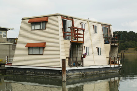 SAN FRANCISCO, CA - MARCH 28:Floating home near Golden Gate Bridge in San Francisco on March 28, 2013. Sausalito area has one of the most noted collections of float homes in United Satesのeditorial素材