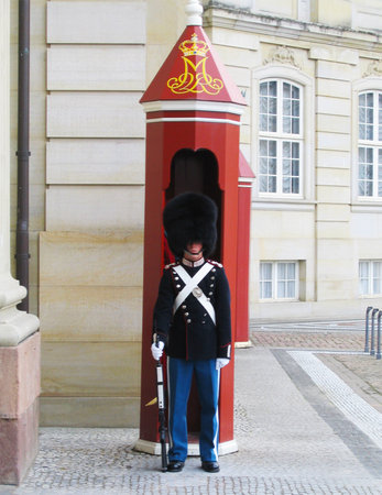 COPENHAGEN, DENMARK -AUGUST 3:Royal Guard guarding Amalienborg Castle on August 3, 2005 in Copenhagen, Denmark. The Royal Guards is a regiment of the Danish Army, founded in 1658 by King Frederik III のeditorial素材