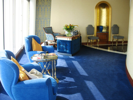 DUBAI, UAE - OCTOBER 23: Inside of the suite in Burj Al Arab hotel on October 23, 2007 in Dubai. Burj Al Arab is a luxury 7 stars hotel and one of the most luxurious in the worldのeditorial素材