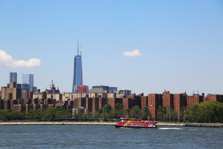 NEW YORK - JUNE 20:City Sightseeing boat in Lower Manhattan on June 20, 2013. Gray Line Worldwide operates local sightseeing tours across the world. In 2004 its carriers handled 25 million passengersのeditorial素材
