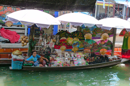 RATCHABURI, THAILAND - APRIL 26:Local vendor selling goods at Damnoen Saduak Floating Market near Bangkok in Thailand on April 26, 2010. Damnoen Saduak is a very popular tourist attraction.のeditorial素材