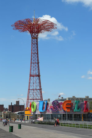 BROOKLYN, NEW YORK - JULY 30: Parachute jump tower and restored historical B&B carousel in Brooklyn on July 30, 2013. Jump tower has been called the "Eiffel Tower of Brooklyn" のeditorial素材